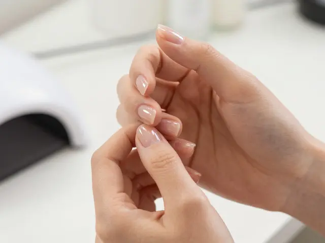 Co je lepší gelové nebo akrylové nehty? Srovnání výhod a nevýhod