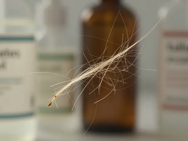 Co rozpustí vlasy? Všechno, co potřebujete vědět o rozpouštěčích a jejich účincích na vlasy