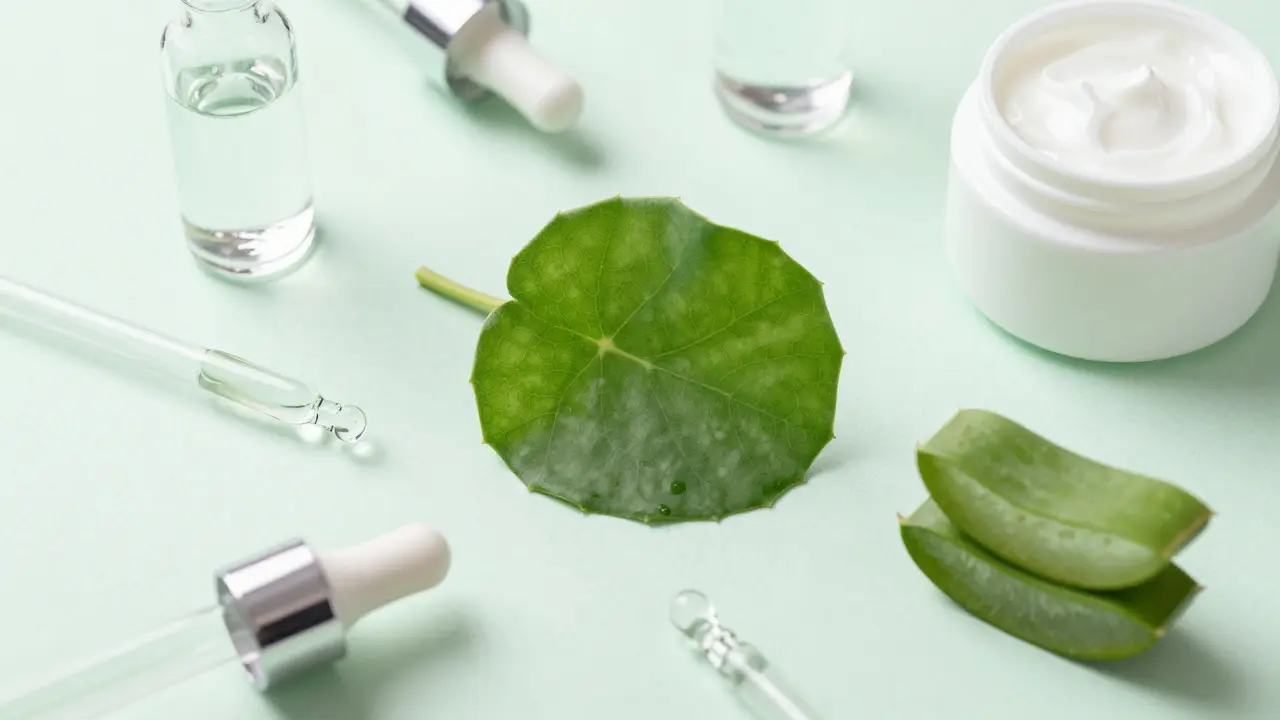 Složky aloe vera a centella asiatica v minimalistickém skincare setu.