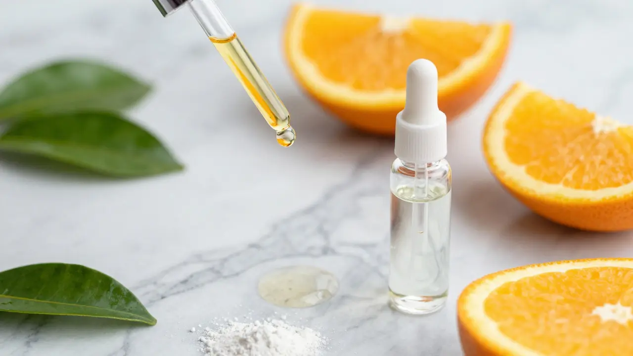 Sérum s vitamínem C a další aktivní látky na mramorovém podkladu.